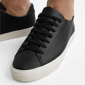Basic sneaker in black